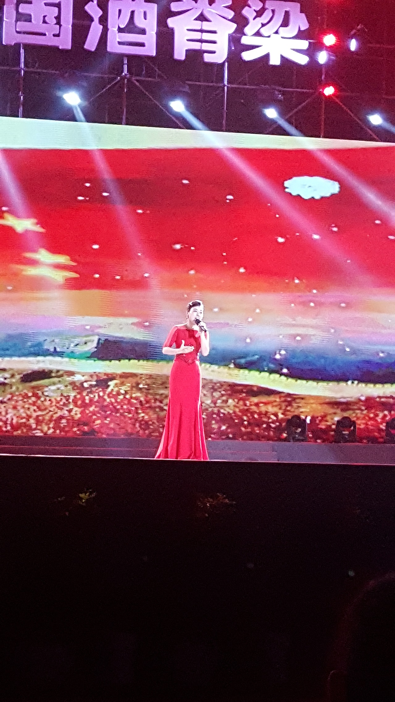 茅台酒节 捏塑“国酒”“国花”（图ZOTU2NzM4ODA=） - 人文/纪实摄影 - 站酷设计师hezems原创素材 - 站酷ZCOOL