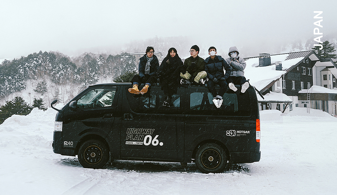 我们构思每一次构图,翻阅相机底片中的泛黄痕迹,感受流动在光影里若有似无的生命力,是为了提醒自己:探险的意义,不仅关乎那些没来得及说出口的缄默,也关于一个时代的集体潜意识,更关乎应该以何种姿态走向未来的使命。