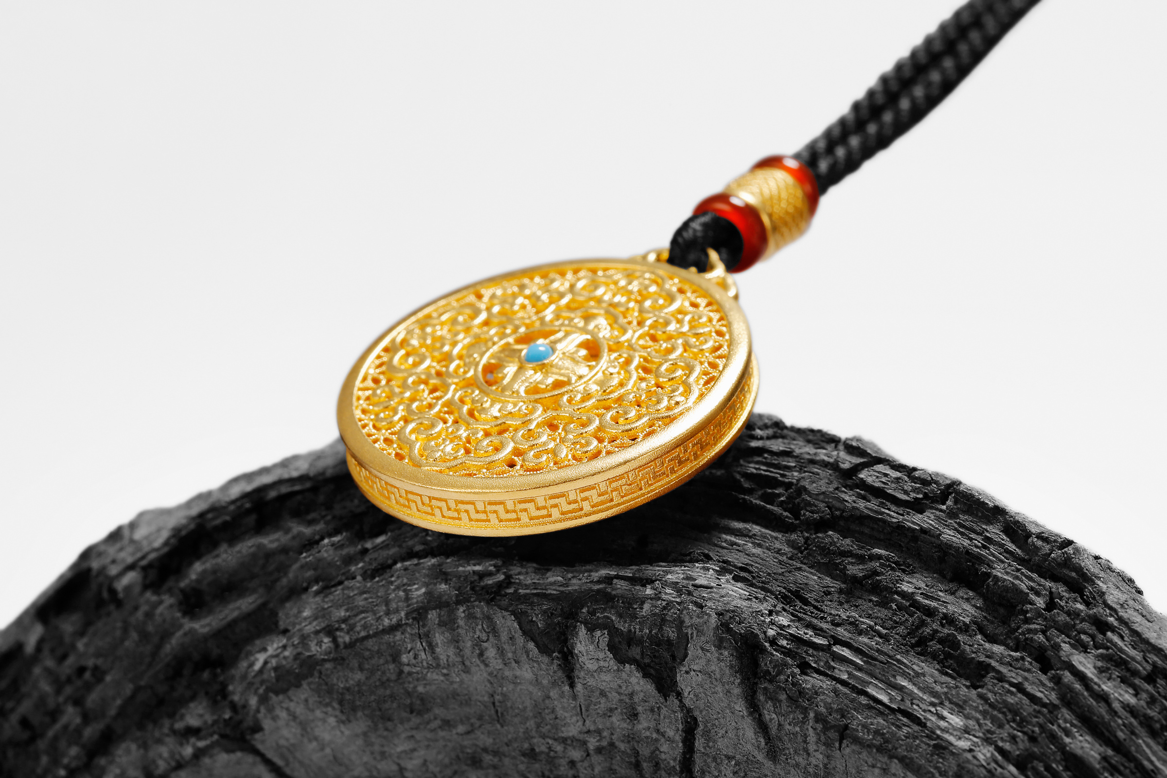 素与简-非遗古法黄金花丝工艺产品摄影-珠宝首饰场景图