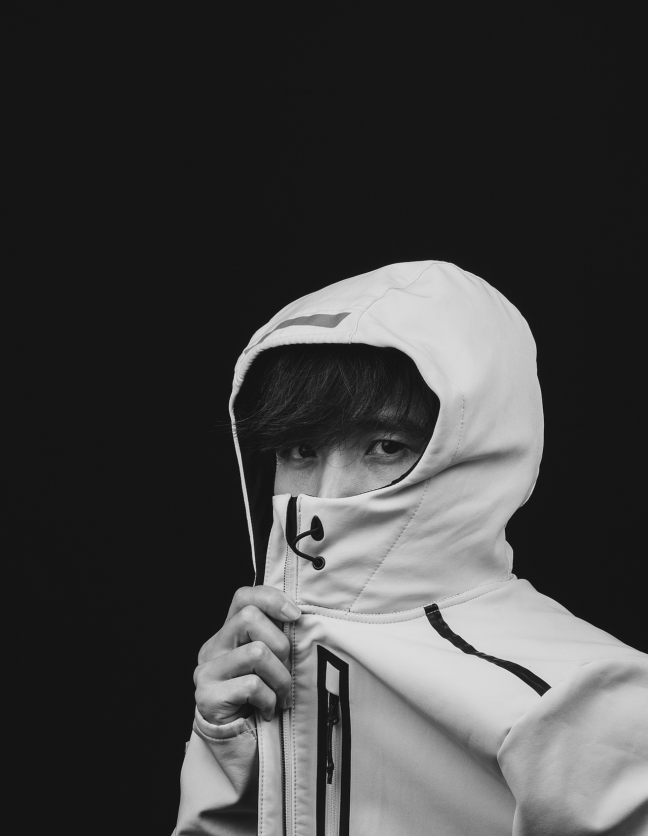 男人半遮面酷帅炸男模捂嘴巴黑白棚拍