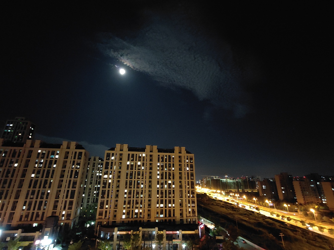 用着oppo find x2 pro拍的一组月亮,有点美