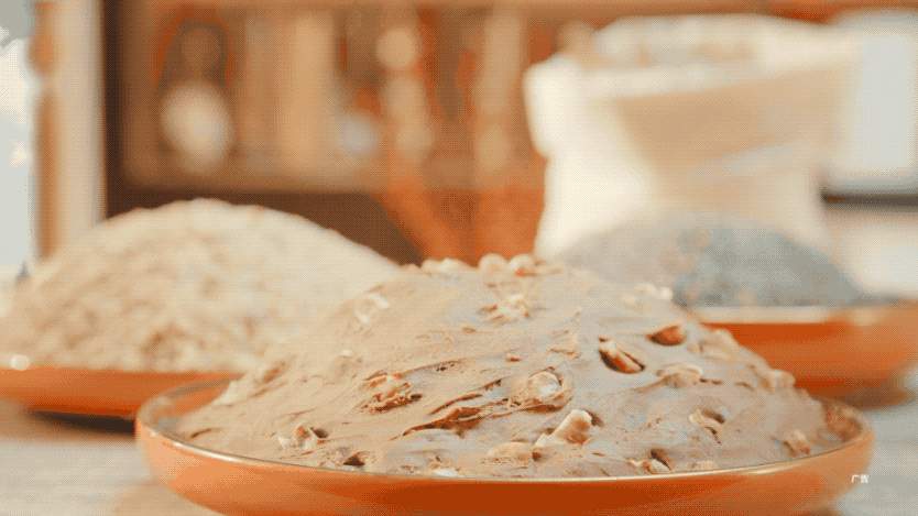 开头那个从红豆馅里钻出来的动作,在粘土动画的拍摄下,看起来好诱人啊