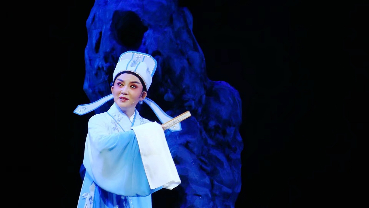 太湖石，池塘畔，远山近水交相映