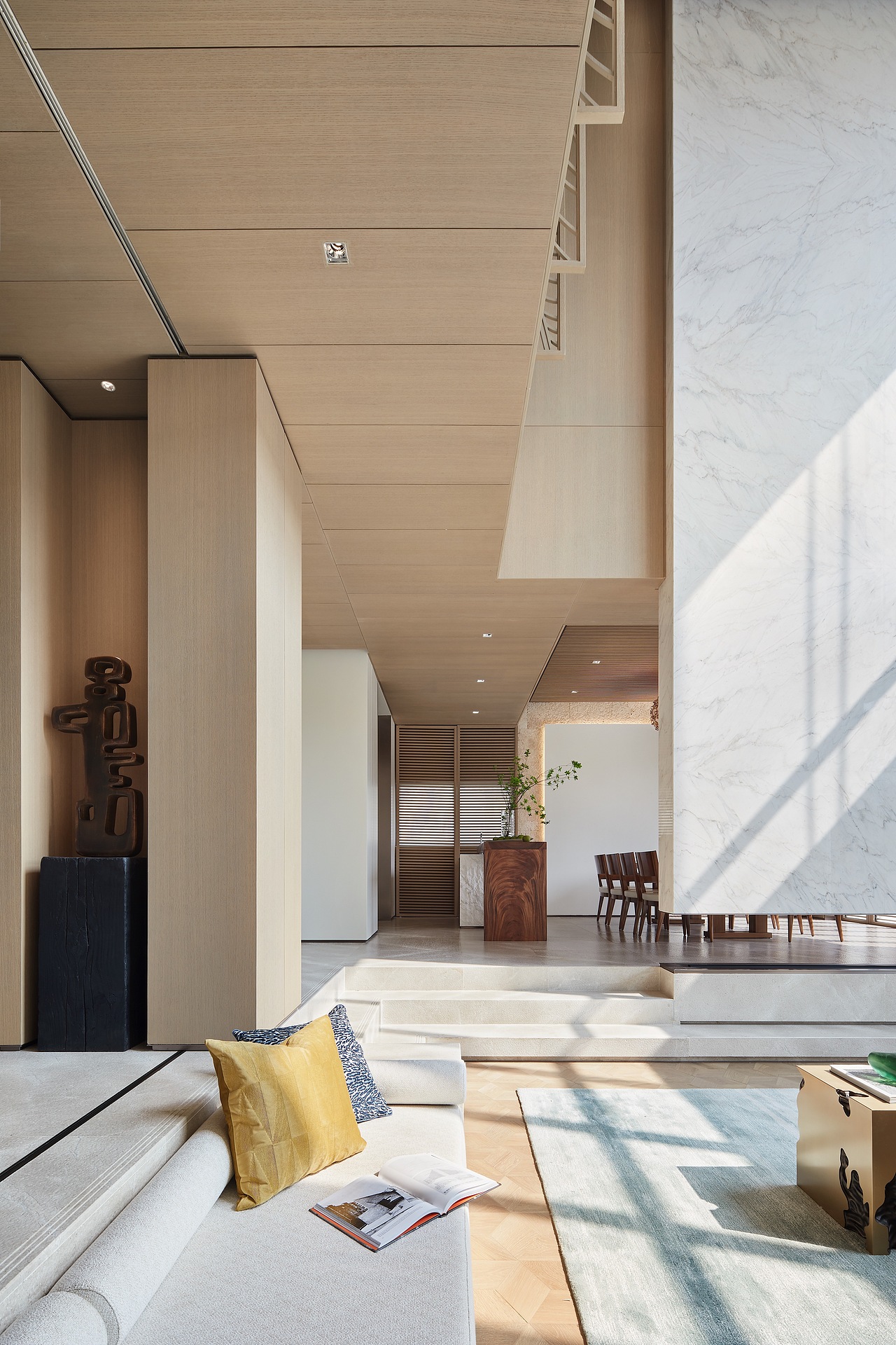 下沉式会客厅因光影,色彩,纹理的交融充满生机,欢快的气息在其间流淌