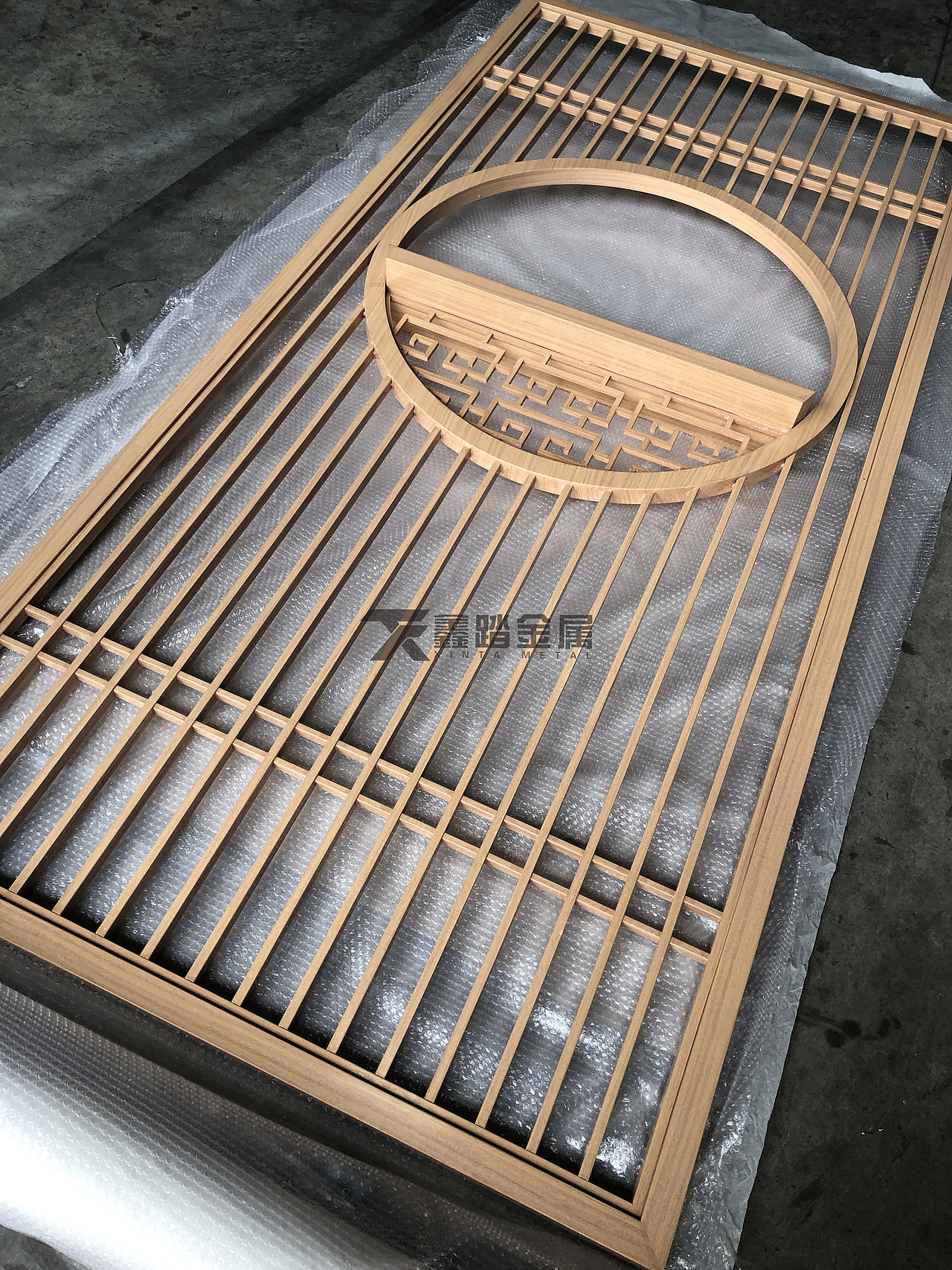 木纹不锈钢屏风隔断木纹转印整个餐厅环境温馨有亲和力