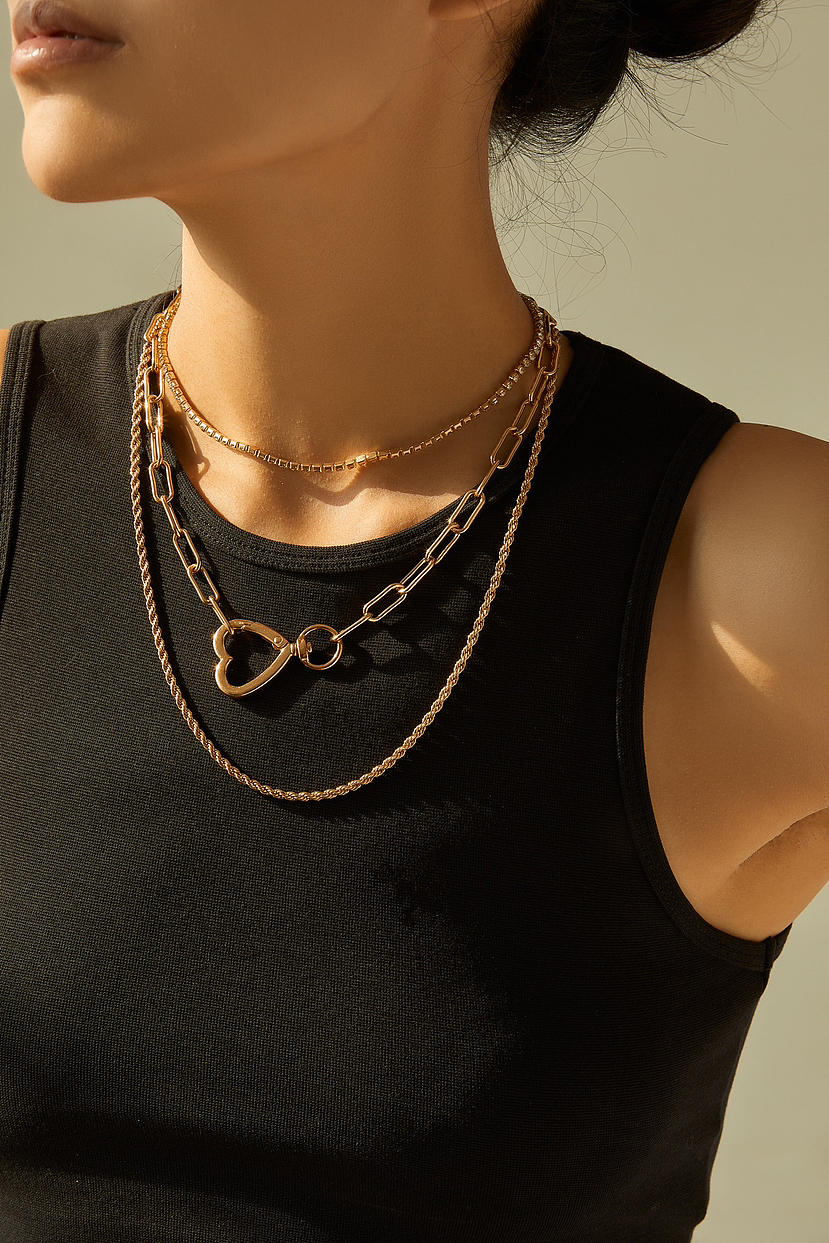 小麦色饰品佩戴图｜客片（图ZMzQwMzM4NTA4） - 产品摄影 - 站酷设计师五杯原创素材 - 站酷ZCOOL