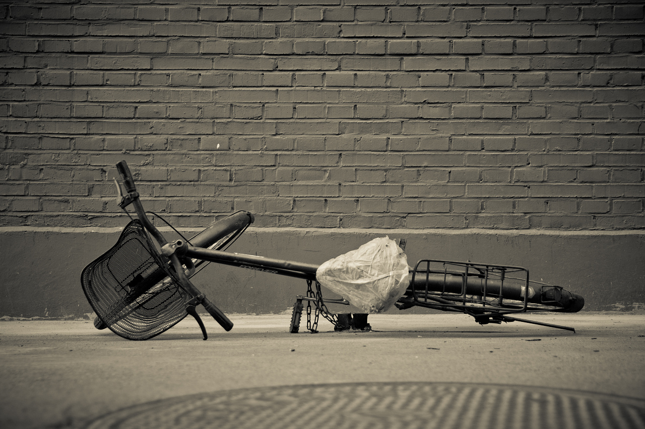 这些破旧,倒下的自行车,见证着时代发展与变迁.