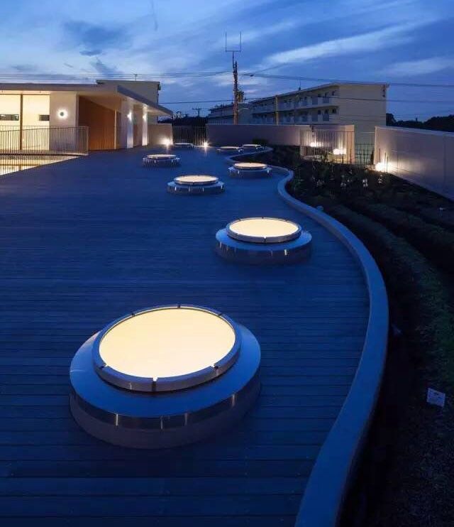 夜幕降临温暖的灯光从采光井里绽放开来像是两轮新月从地上破土而出美