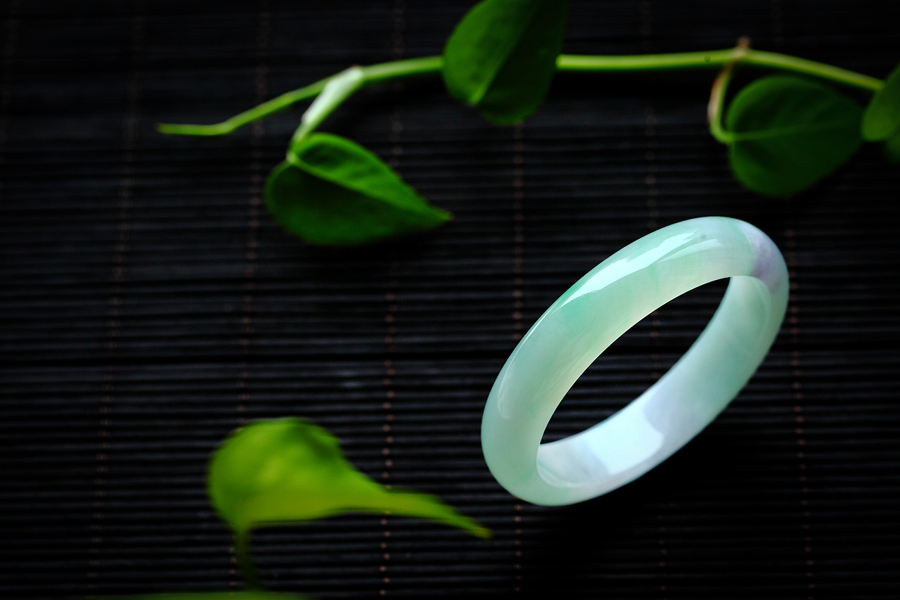 飘阳绿飘紫飘好多颜色的翡翠手镯（图ZMTE5MzY5MTMy） - 产品摄影 - 站酷设计师飞翔的大西瓜原创素材 - 站酷ZCOOL