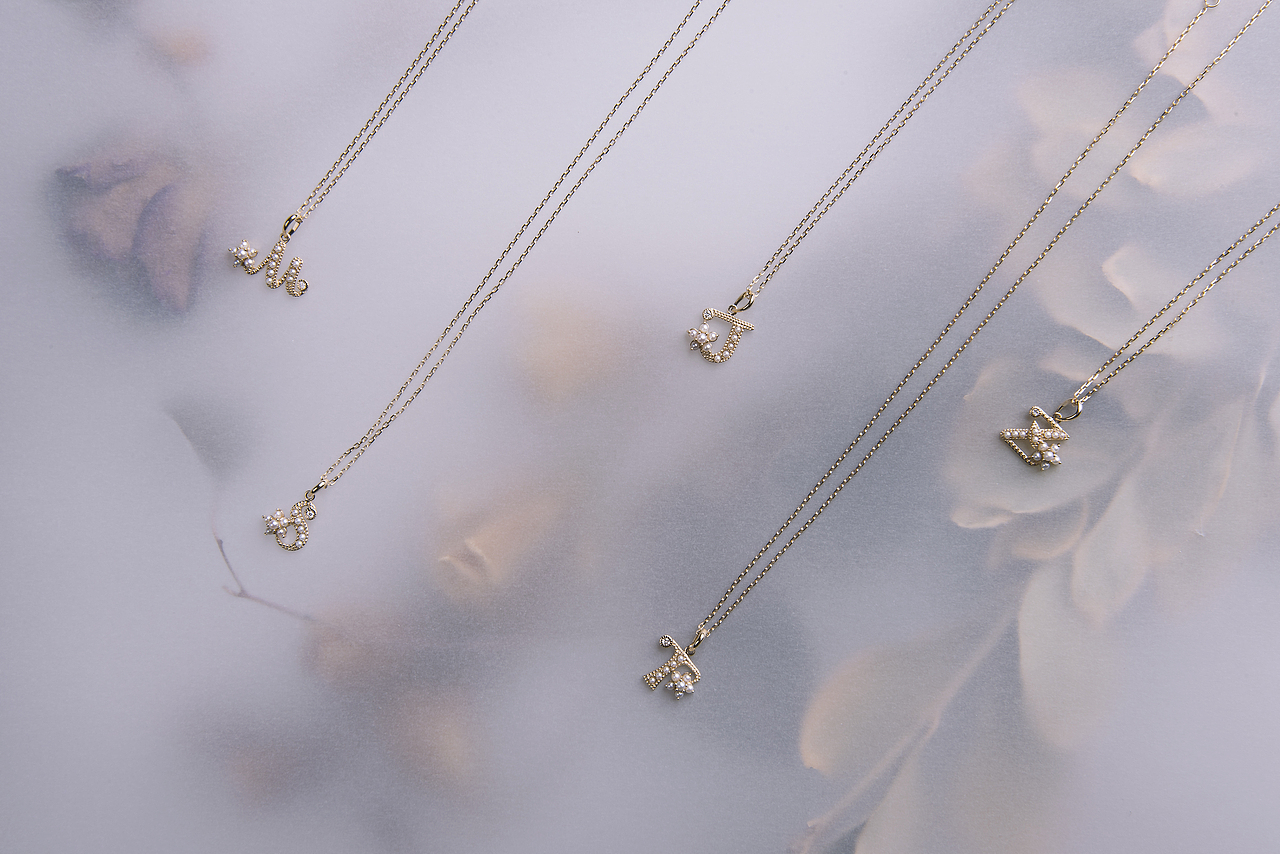 带珍珠的字母项链（图ZMTYxNzY5NTAw） - 产品摄影 - 站酷设计师Dim750原创素材 - 站酷ZCOOL