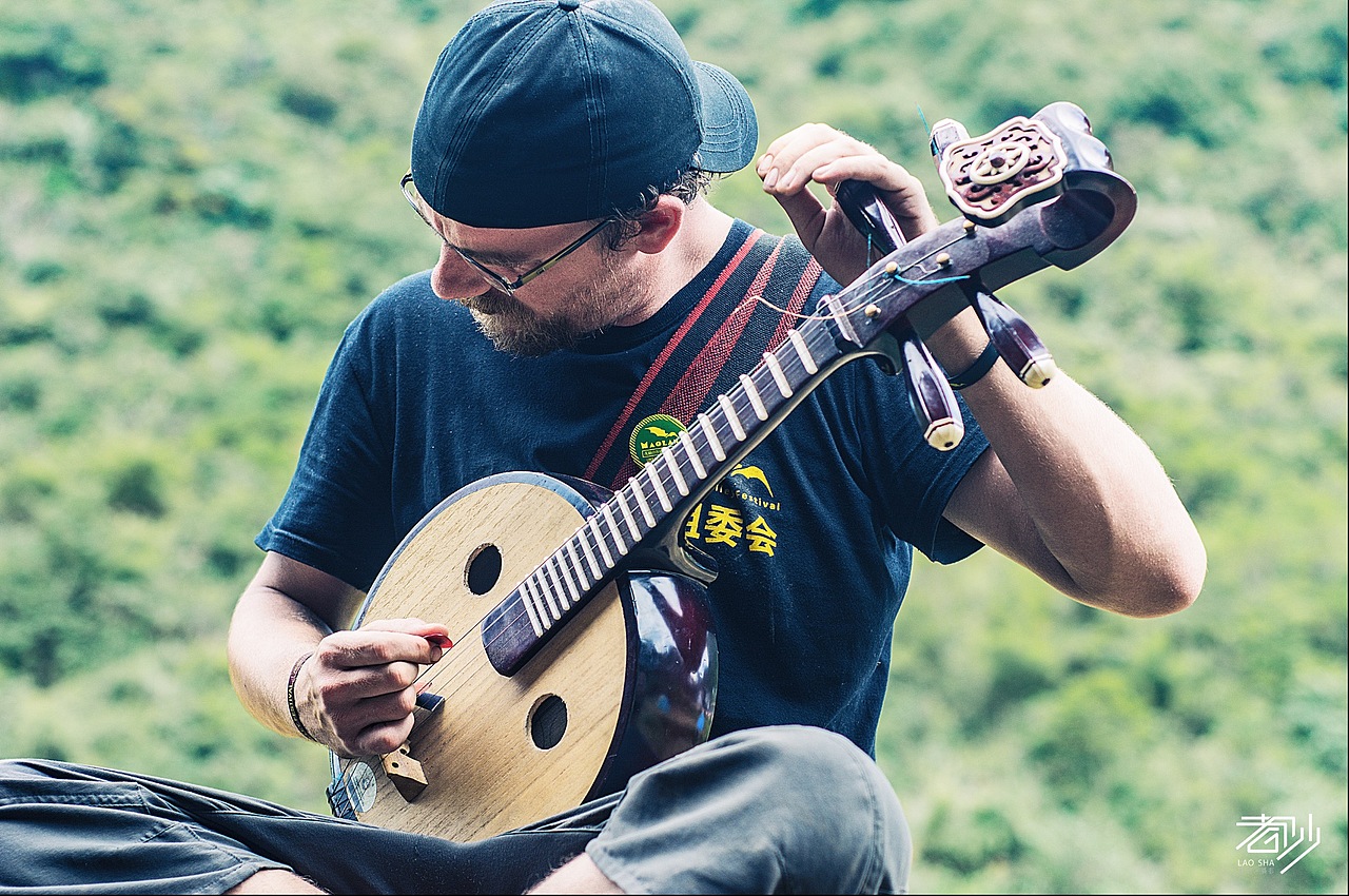 一组人物活动特写