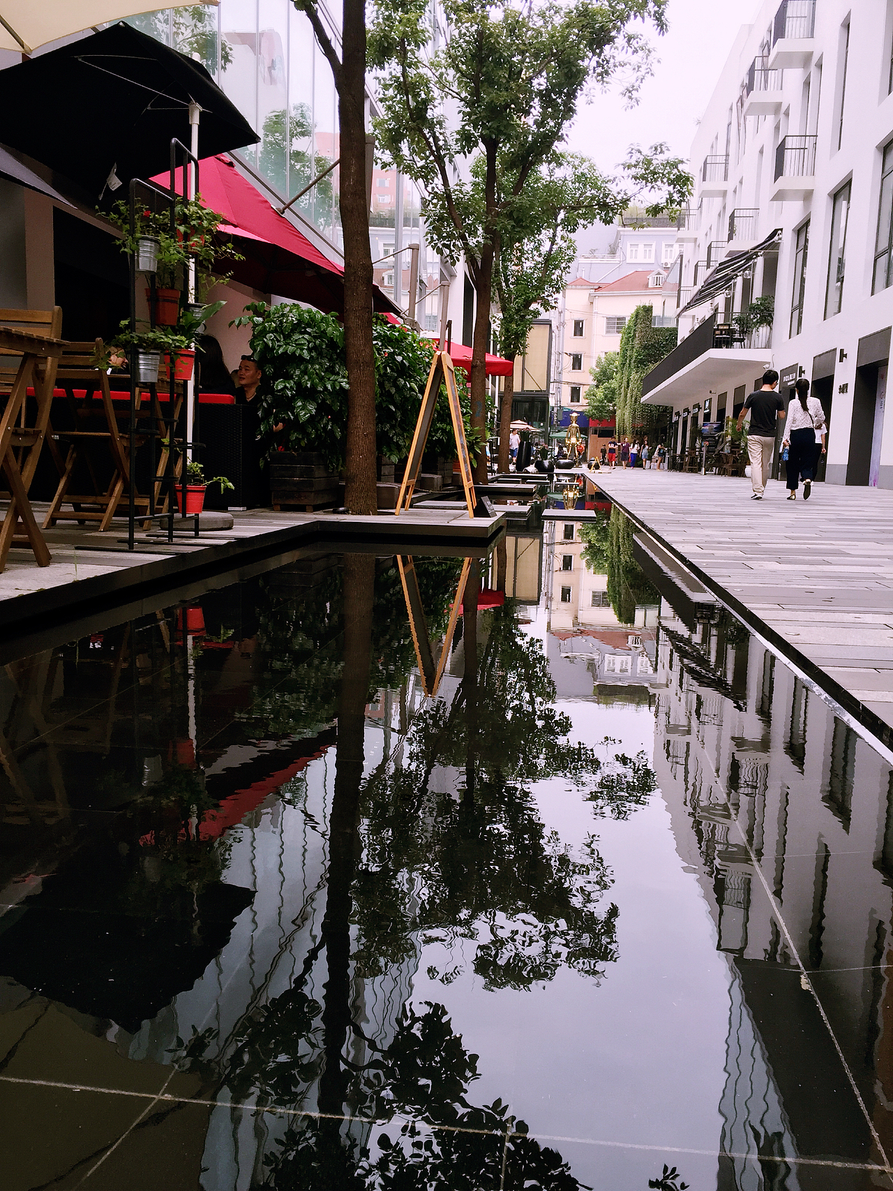其实这条街很短,两边都是餐厅!街头的那个法国餐厅不错,也适合聚餐!
