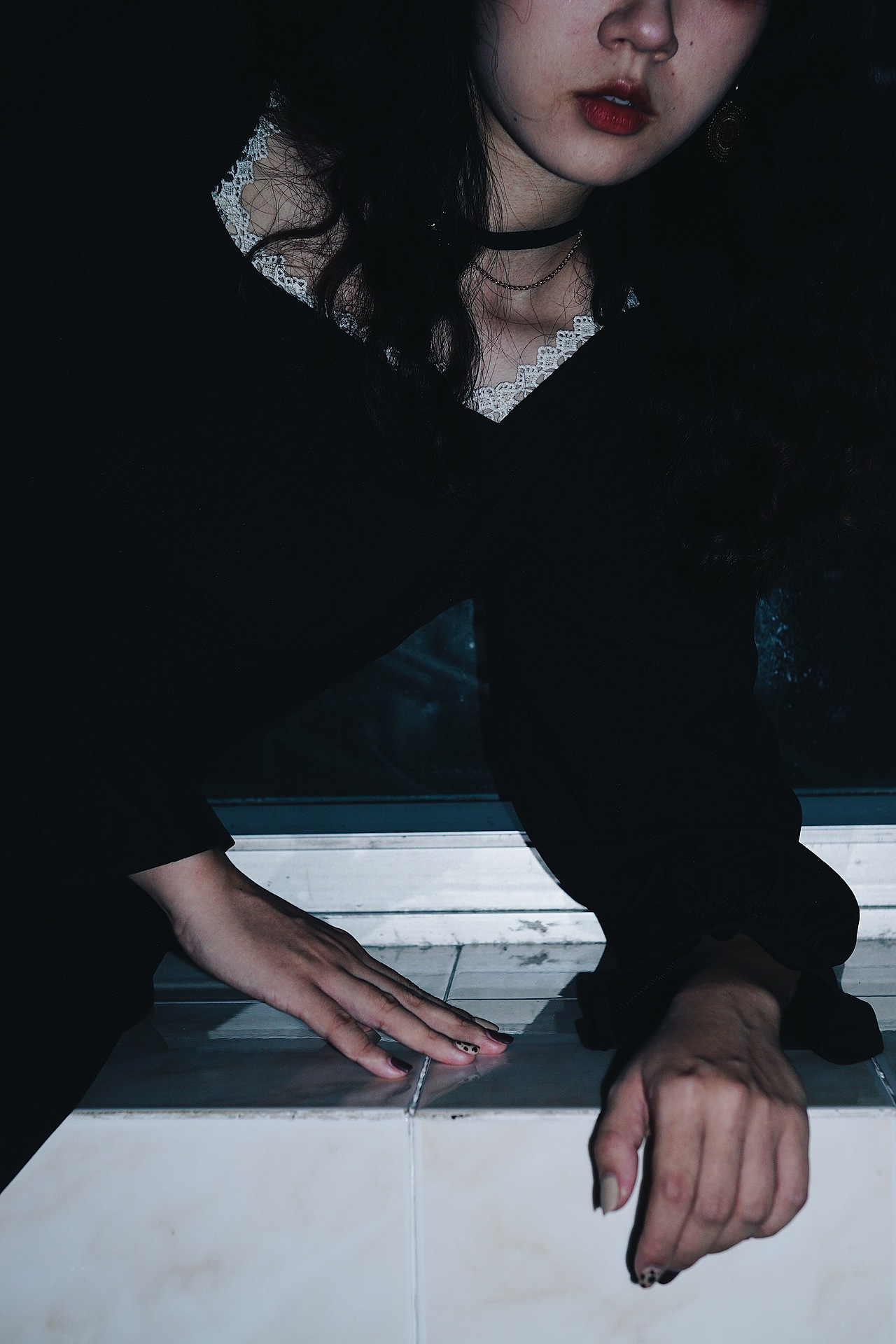 躲在黑影的背后