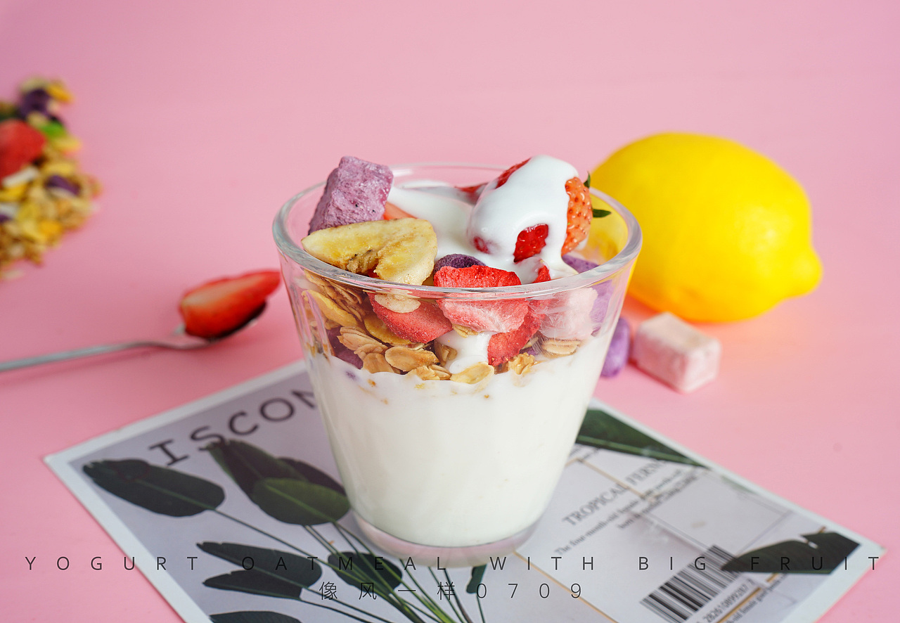 小圆饼干/酸奶麦片/豆乳威化/咸蛋黄饼干等零食摄影图