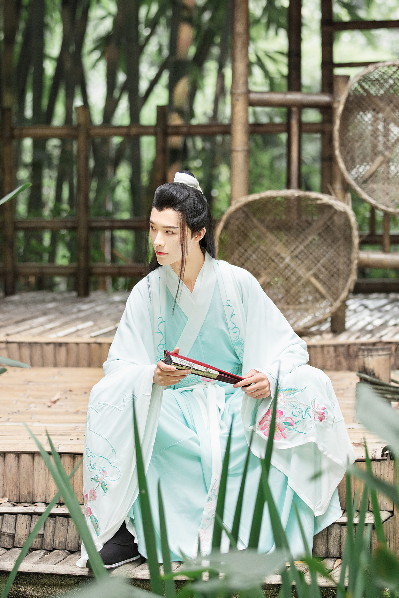 不肯画堂朱户春风自在杨花