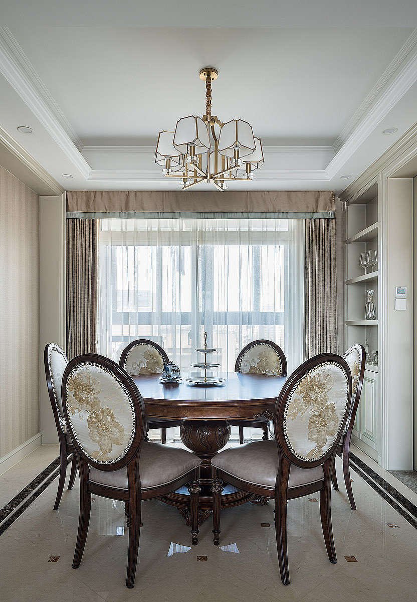 平日里一家六口常聚于此,圆形餐桌配以6把古色古香的餐椅,家人在侧,美食相伴,和和美美。