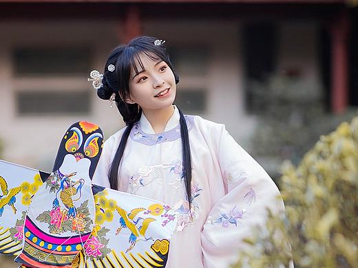 袅娜少女羞，岁月无忧愁。