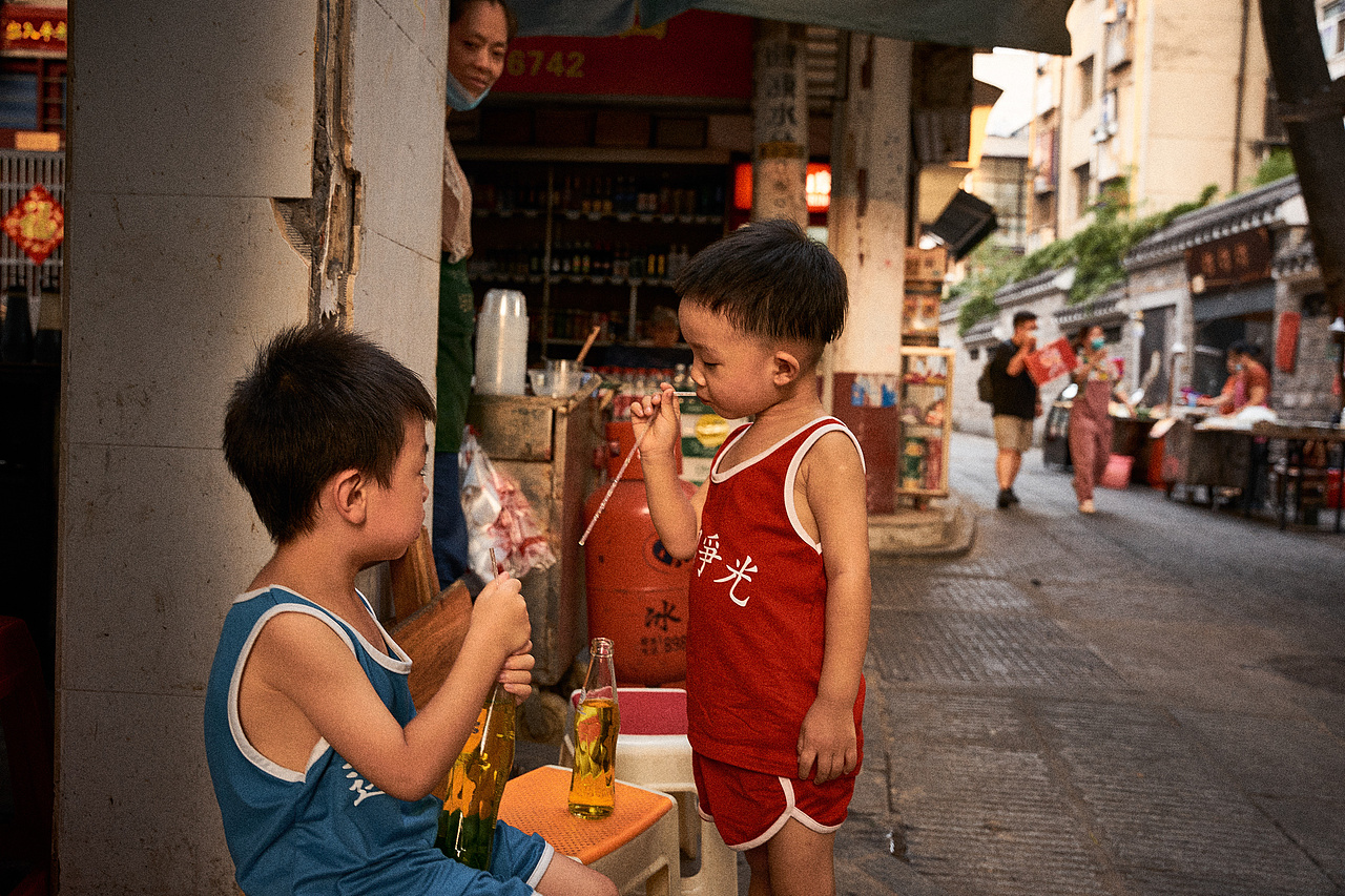 老巷里，一起奔跑吧（图ZMjY1MTA3MTEy） - 人文/纪实摄影 - 站酷设计师sicily田心原创素材 - 站酷ZCOOL