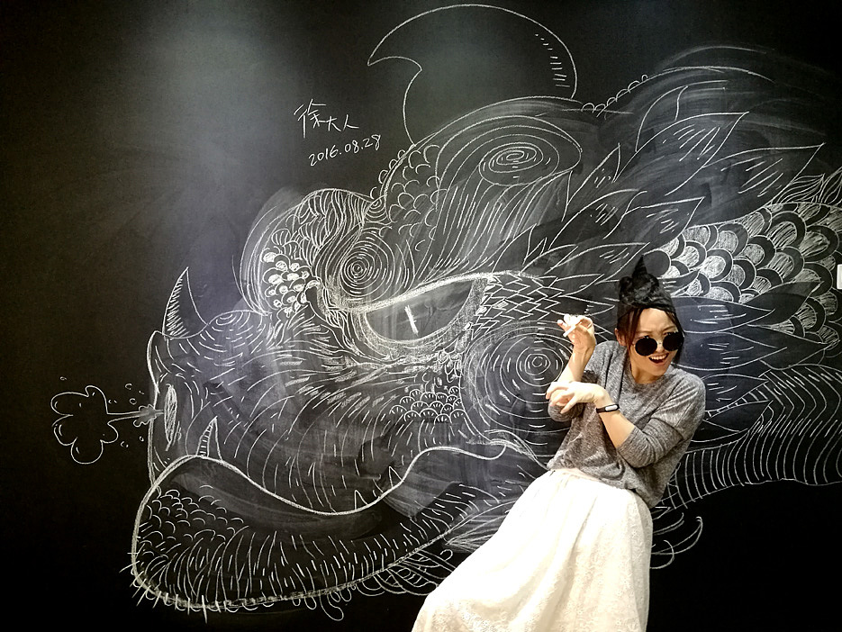 墙,玩了一天,都快被玩坏了,最后画了个巨大的怪兽,选了只黄色粉笔涂鸦