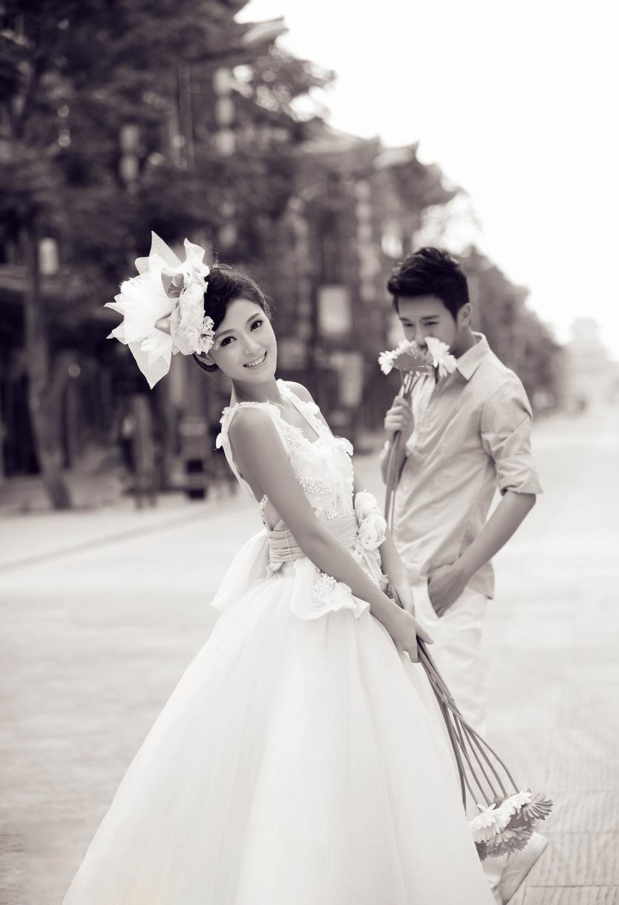 黑白色的婚纱_白色婚纱图片