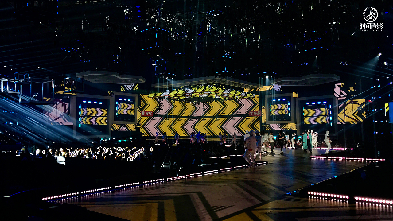 <br>《问题出现我再告诉大家》-五条人<br><br>视觉团队融入了五条人专属元素:成员的漫画像、架子鼓、手风琴、塑料袋、人字拖等等。拼图元素的动画结合波普风的配色与这首充满调侃戏虐的歌曲相呼应,也将晚会气氛带入高潮。