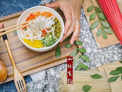 一碗热腾的米粉，足以慰凛秋