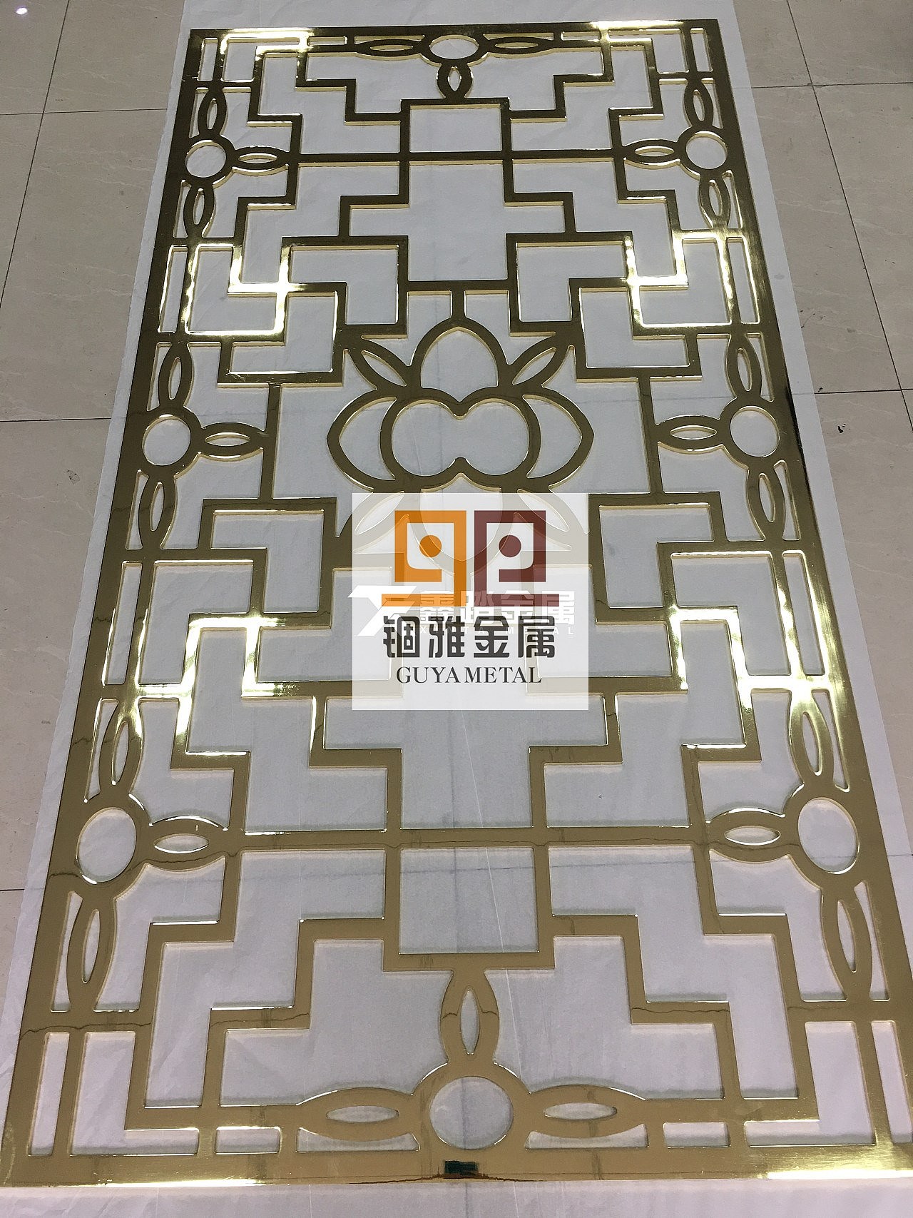 高档会所装饰铜板雕刻屏风-黄铜镀金镂空花格