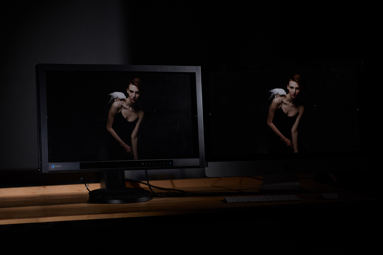 一个好的显示器会让你对画面的把控更得心应手,把相机连接到电脑上拍摄,这虽不是必须,但是会使拍摄过程严谨和顺利很多。我个人并不相信一体机的屏显效果,尤其是色差控制。实际拍摄中我会连接另一台专业校色显示器。不仅省去其他显示器校色不准产生的麻烦,它在色彩还原的准确性与广色域空间的色彩表现力都是其他一体机或显示器无法替代的——可以说好的显示器可以优化整个拍摄流程。
<br><br><br>【More 更多技巧】<br><br>A:棚拍时,可以先从一盏灯开始进行位置及亮度调整,之后关掉第一盏,再去调整下一盏灯。无论多么复杂的拍摄,只要按照这样,了解每一盏灯产生的光效,就能让你的拍摄非常有条理而且完全可控。<br><br>B:如果发现,即便按照文中示范的灯光拍摄,成果依然感觉哪里不到位,也许只是灯的位置只差一点点的距离或者角度,这就需要耐心地根据你拍摄的现场状况细心地微调,直至满意。 <br>       <br><br>C:文中的灯具是我们平时拍摄使用的,在品牌上可能并不一致,其实这并不重要,在基础的拍摄上面(如果不涉及到高速、高功率)任何一款合适的闪光灯都是可以的,可能昂贵的电箱型闪光灯并不一定能给你带来更惊艳的效果。但是你一定要拥有足够的灯光附件。