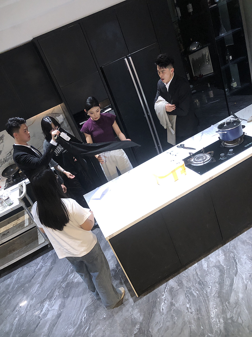 加班中的片场拍摄基地