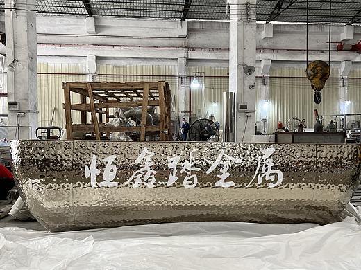 镜面水波纹不锈钢吧台双曲面不锈钢吧台营造空间开阔感