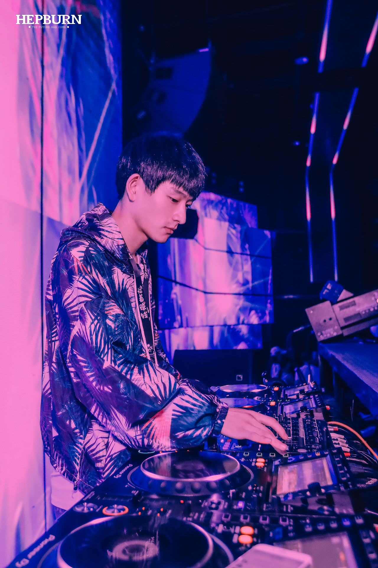 夜店摄影 · 毕夏大叔 | 2019 HEPBURN · Shenzhen（图ZMTYyMDA4Mzk2） - 人像摄影 - 站酷设计师毕夏大叔原创素材 - 站酷ZCOOL