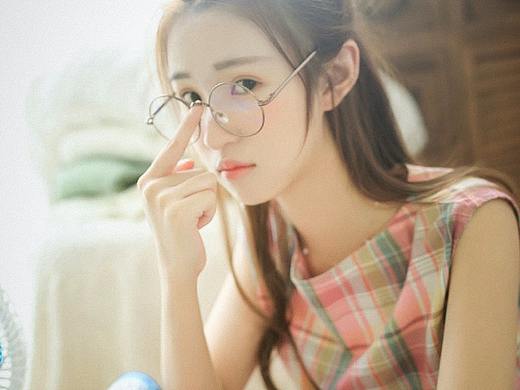 甜美丸子头女孩