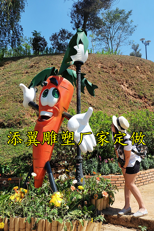 户外感受全域旅游之美巨大玻璃钢辣椒娃娃雕塑让你心醉