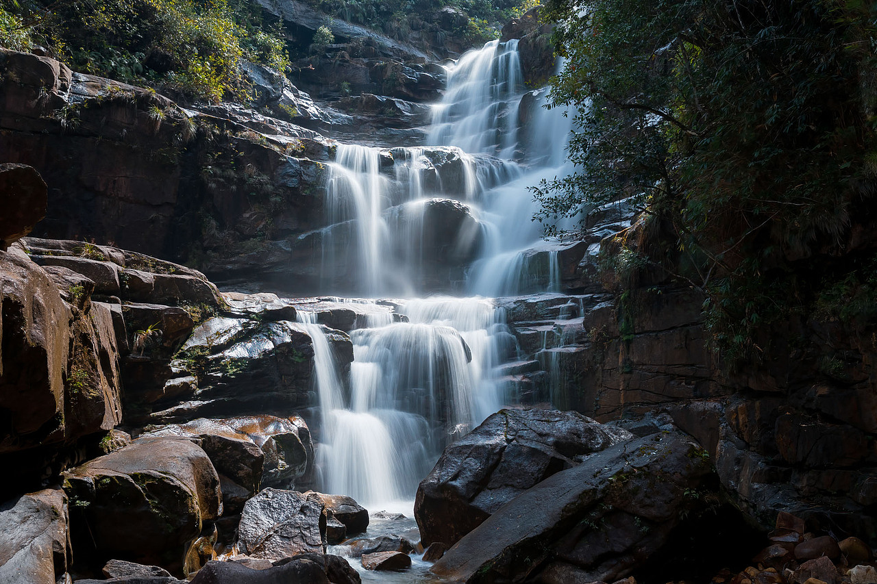 青龙大瀑布 位于武夷山大峡谷西侧,犹如一条青龙银状从峡谷间呼啸而出