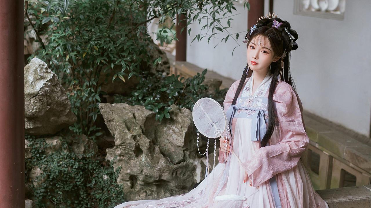 娇嫩美女古韵汉服唯美动人户外写真