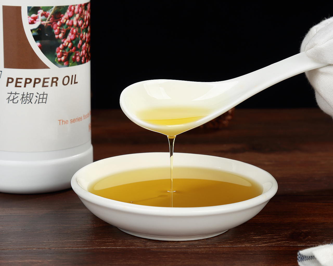 調(diào)料．香油（圖ZOTU1MzA4NzI=） - 產(chǎn)品攝影 - 站酷設(shè)計(jì)師商業(yè)攝影楊光全原創(chuàng)素材 - 站酷ZCOOL