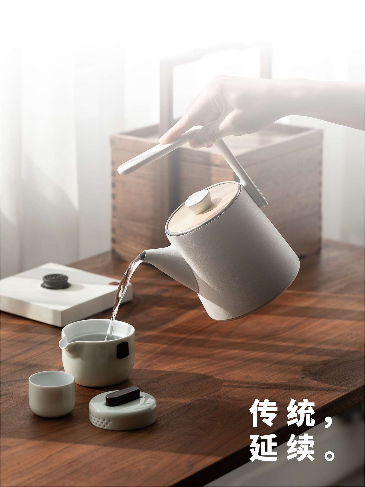 古人饮茶,将茶壶放在炉上烹煮,用提梁壶更方便。105度角,L形的半天提梁。提梁与壶心重心在一垂线上。提执省力、不易磕碰且水流易控制。