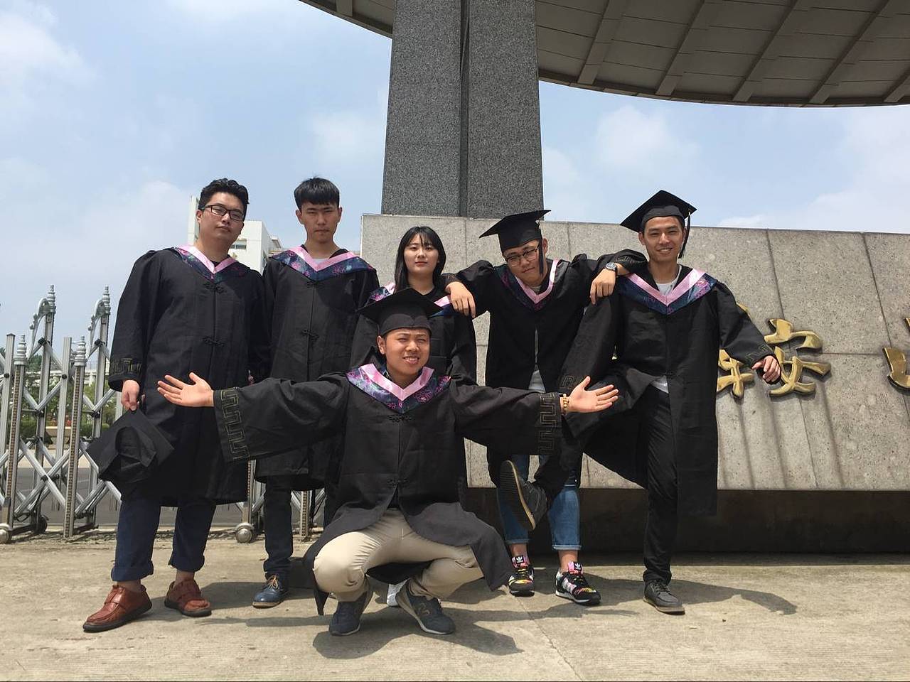 不一样的毕业盛典（图ZNTA3NzcwNzY=） - 人像摄影 - 站酷设计师三毛的画笔原创素材 - 站酷ZCOOL