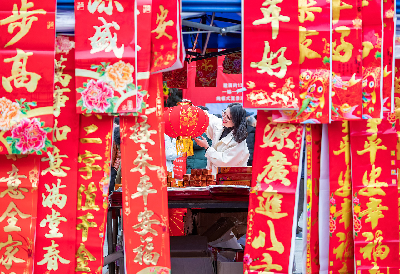 2019年1月29日,市民在重庆市南川区鼓楼广场选购新年饰品。