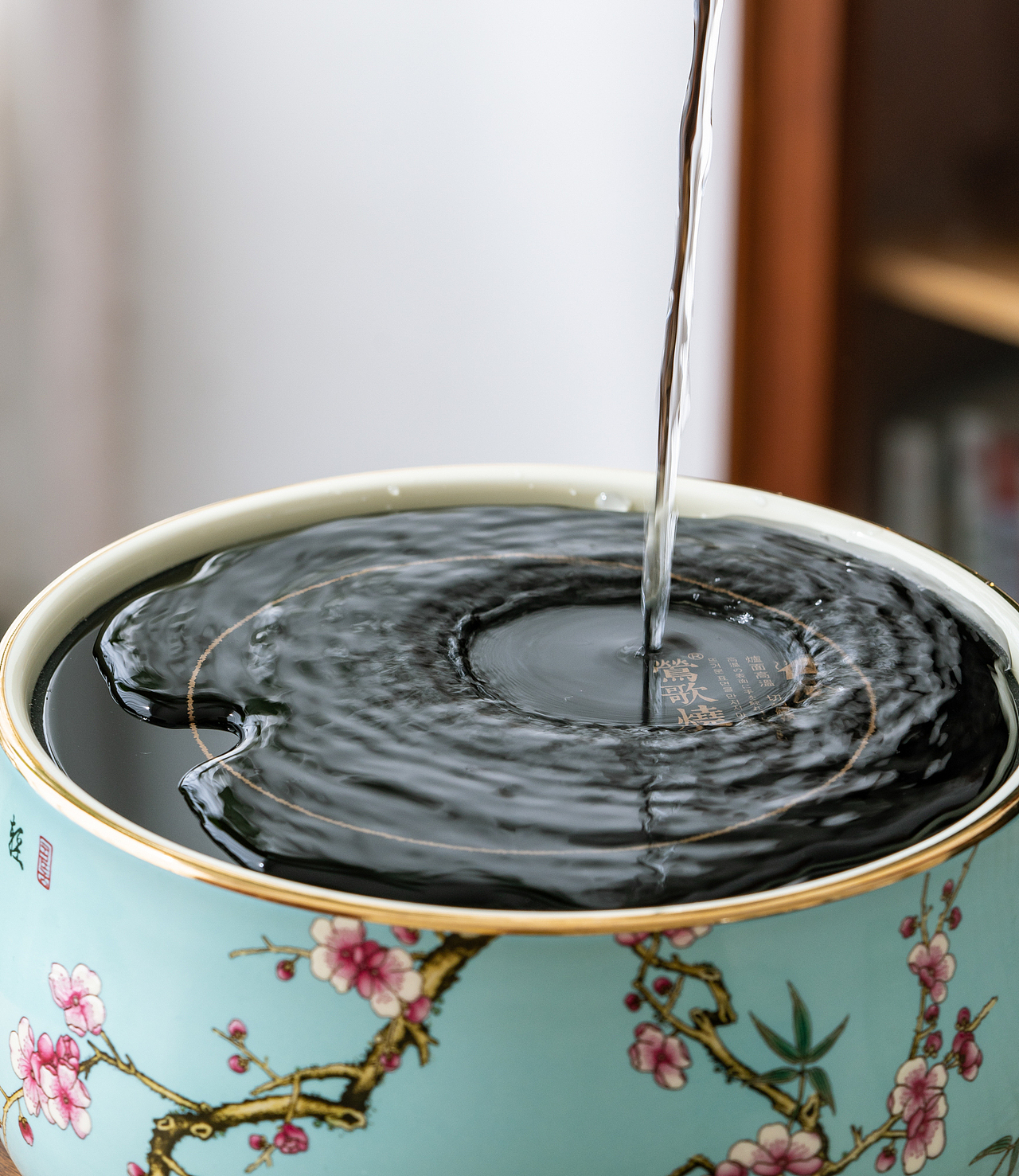 寒夜客来漫思茶,竹炉汤沸火初红