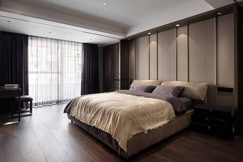 主卧用尤加利实木饰面做出的床头背景造型,外面直角,内面为钝角,整体