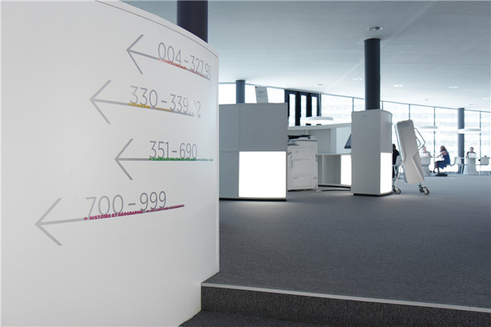 和平之家导视系统设计为混凝土空间增添一丝活力