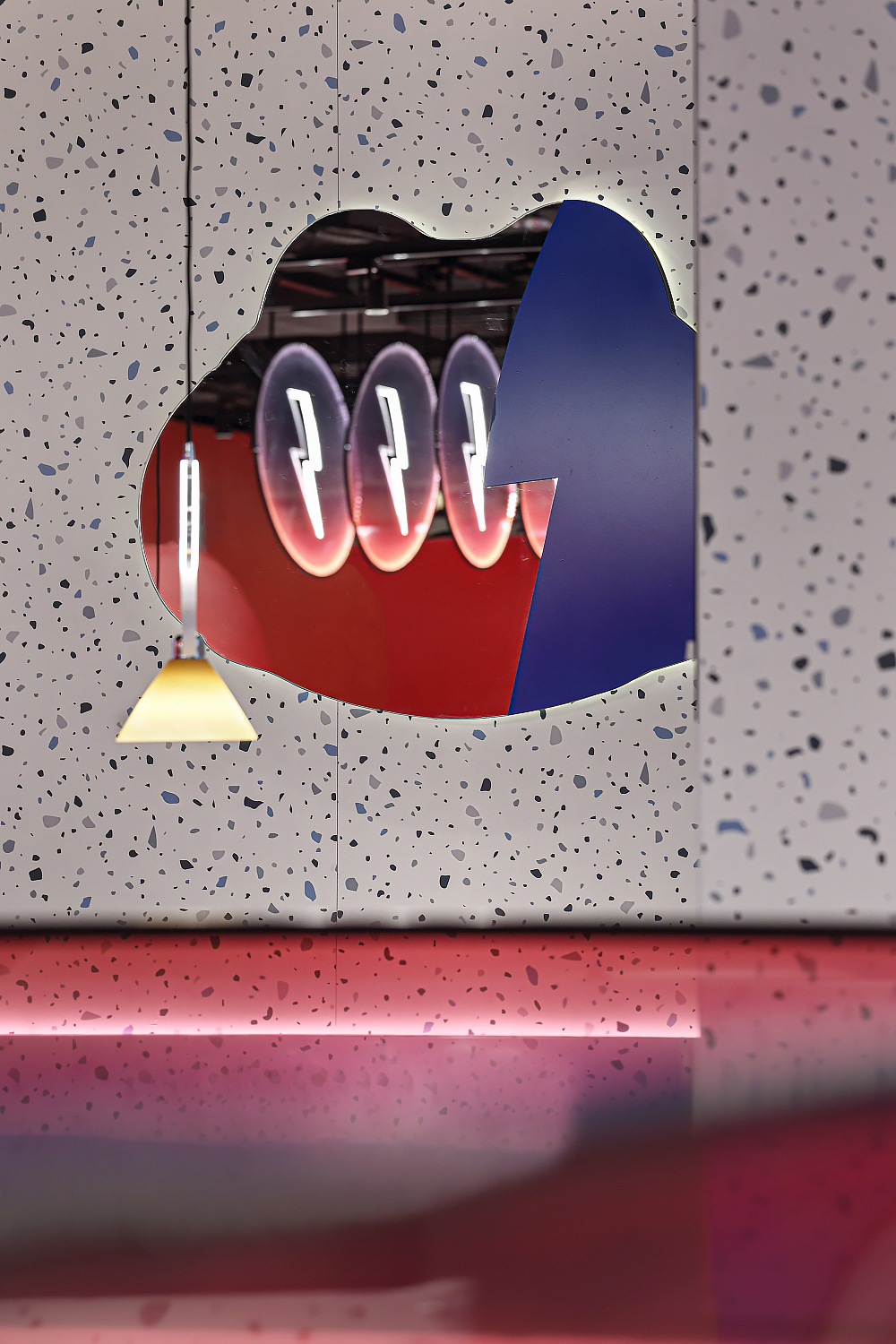 蛙来哒·餐厅设计,红与蓝的碰撞,餐厅秒变情绪空间