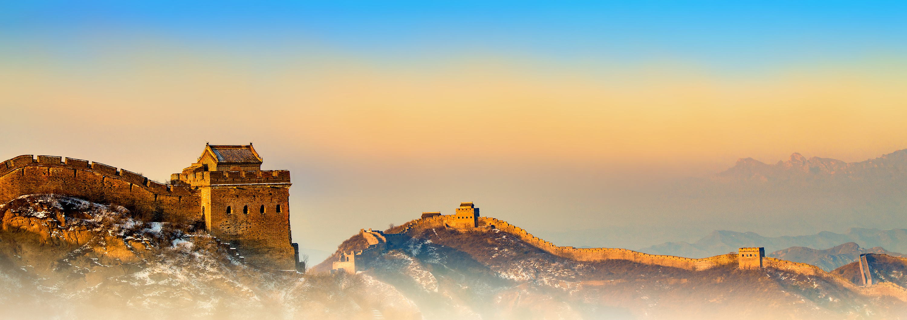 雾霾下的长城朝晖