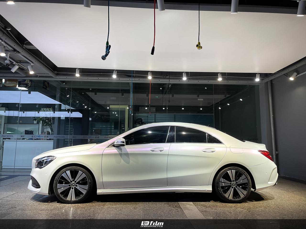 奔驰cla装贴lb电光白变紫改色膜(lbfilm)