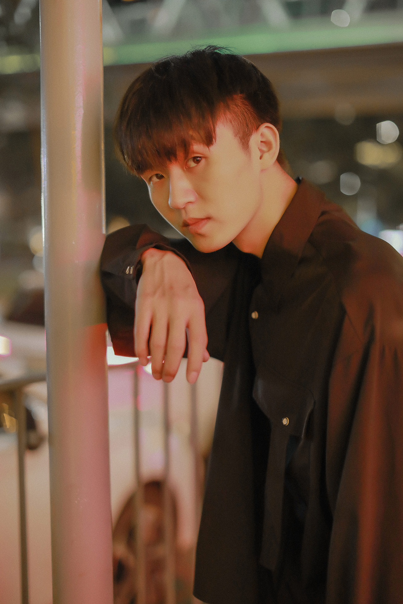 一组男生夜景人像