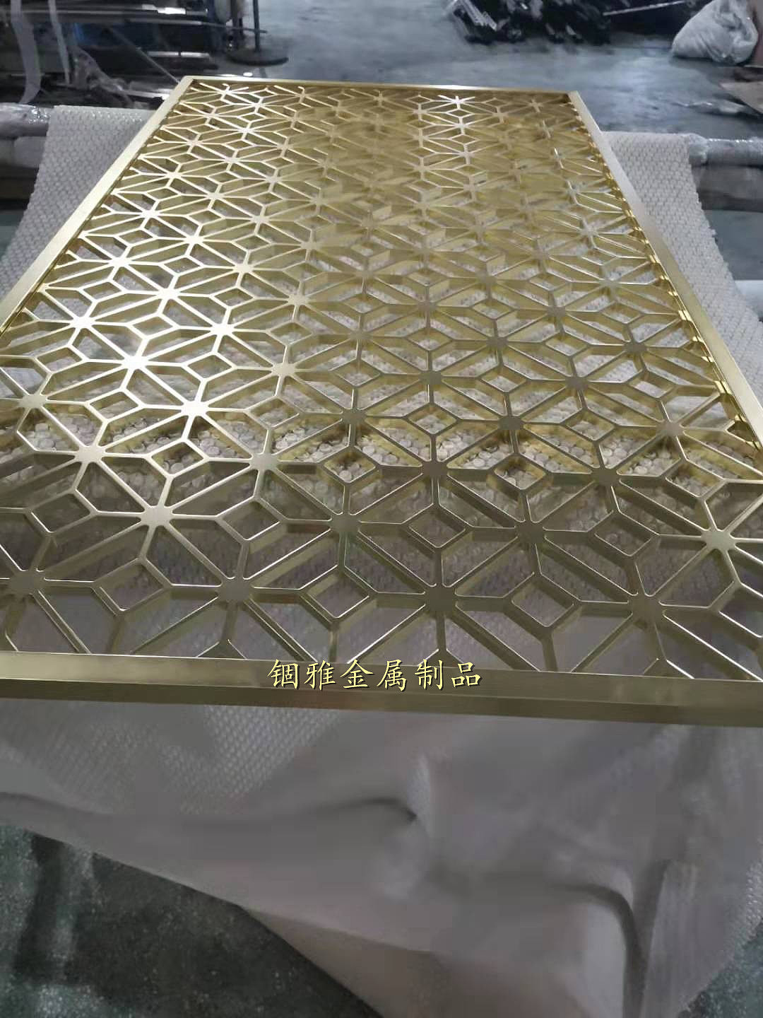 有艺术有品位的镜面钛金不锈钢激光镂空花格屏风