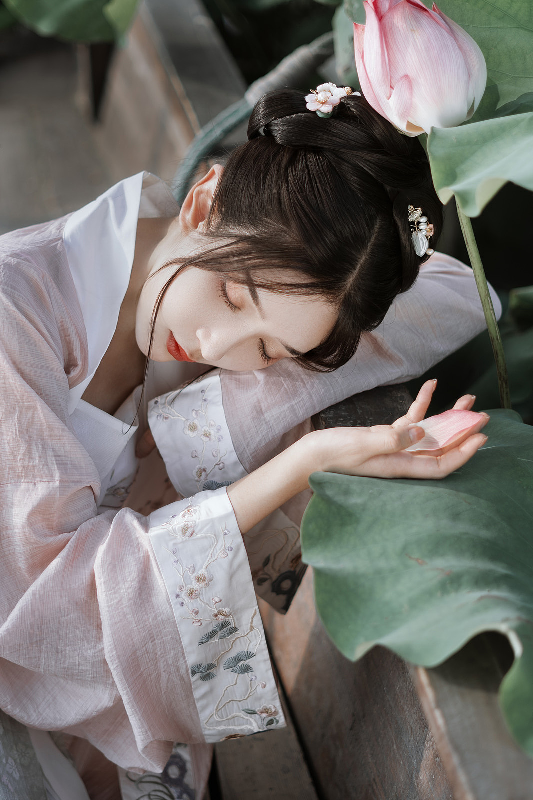 汉服写真 | 从此处处苍翠，都似你裙边。（图ZMjI0NjUwODE2） - 人像摄影 - 站酷设计师绘心_Aries原创素材 - 站酷ZCOOL