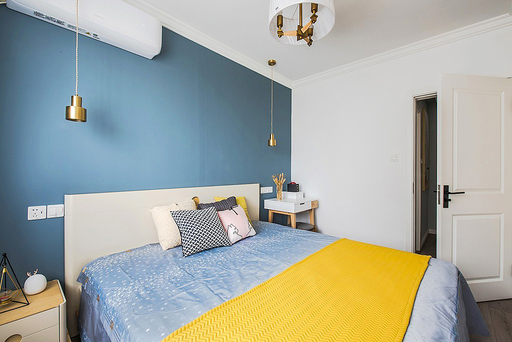 床头灯选用金属鱼线吊灯
小巧精致,与屋顶吊灯配套<br>主卧还依墙打造了一排通顶衣柜<br>又大小不一的多种规格空间<br>中间留出空间放置电视机