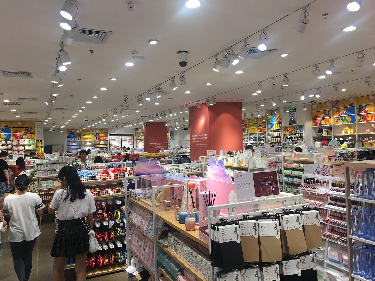 名创精品店饰品店展示架货架商品陈列的七大技巧